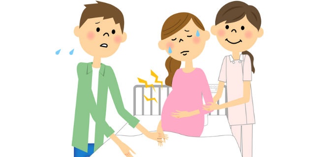出産前の妊婦に付きそう夫と助産師