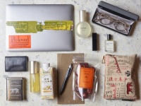 【バッグの中身】心身ともにラフ＆ヘルシー。漢方ライフスタイルブランド『DAYLILIY 』CEO・小林百絵さんの愛用品