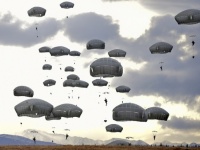 飛行機からパラシュートで脱出すれば助かるのか？助からないのか？権威ある学術誌に掲載された研究によると・・・