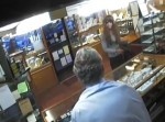 女装した強盗犯、すぐバレて半ケツ状態で逃走…