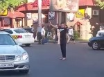 警官のマネ？　渋滞する交差点で交通整理をはじめる危険な男