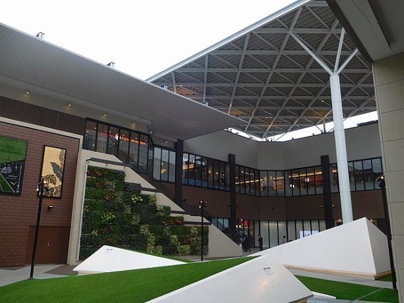 イオンモール宮崎 サウスモールhinata TERRACE（Sanjoさん撮影、Wikimedia Commonsより）