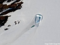 ワクワクするグーグルマップ。南極の昭和基地近くの氷床に巨大な扉のような物体が発見される