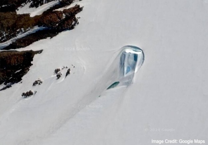 ワクワクするグーグルマップ。南極の昭和基地近くの氷床に巨大な扉のような物体が発見される