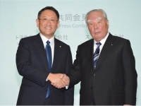 業務提携交渉を開始したトヨタ自動車・豊田章男社長（左）とスズキ・鈴木修会長（右）