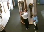 【動画】やっちまった！　博物館の時計に触れてしまったばかりに…