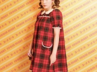 お人形さんみたい……！　仲里依紗のツインテール×赤チェックワンピ姿に「めっちゃ可愛い」「何でも似合う」の声