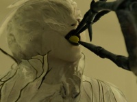 映画『デスノート』噂の白いヤツは「死神」だった！　新たな場面写真解禁