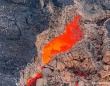 地面が割れて空洞から赤い溶岩のような物質が噴出。メラメラと燃え広がる不気味な現象が発生