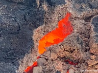 地面が割れて空洞から赤い溶岩のような物質が噴出。メラメラと燃え広がる不気味な現象が発生