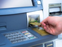 お金を降ろすと銀行残高が表示されランキングされてしまう悪魔的ATMが設置される