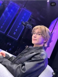 岩田剛典、爆イケ眼鏡姿で番組告知「ビジュ良すぎる」とSNS騒然(1