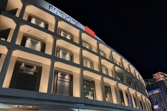 『HKT48』スタッフなど・男女2人刺される　刺した【小太りの男】逃走中　いきなり「無言で襲う」