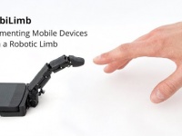 スマホ装着型の一本指ロボットがスリスリなでなでしてくれる。スマホがかわいいペット的存在に進化。
