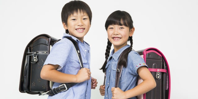 ”男女の小学生”