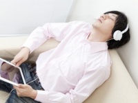 殴るための「サンドバッグ」や「マットレス」!?　女子もビックリな男子の「ストレスケア」グッズ3選