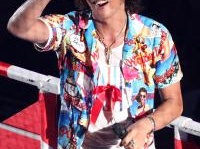 あの曲が背景に？　木村拓哉が熊本地震被災者のTシャツに記した「必ず前に!!」の意味