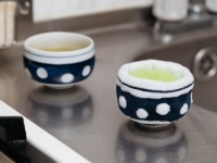 かわいいけど、なぜ...？　シブすぎる「緑茶のぬいぐるみ」に反響→作者の熱い思いを聞いた