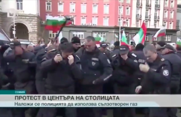 催涙スプレーを発射するときは風向きが大事な件。ブルガリアの警察隊がデモ隊にスプレーを噴射するも、おっと逆風！