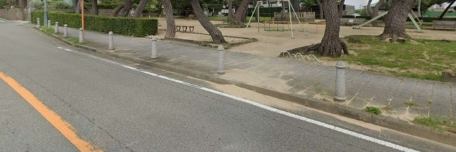 等間隔で並んでいる　(C)Google