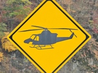 「ヘリコプターが飛び出すおそれあり」...ってコト！？　激レア〝警戒標識〟にビックリ