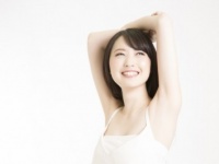 勝負!?　本気で落としたい男性に、女子が実践してるチラ見せテク・5選