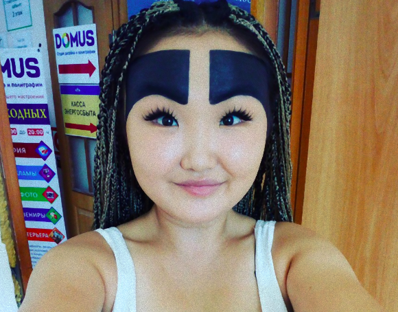 太眉ってレベルじゃ...いもとあやこもびっくり。ロシア人ブロガーの極太眉