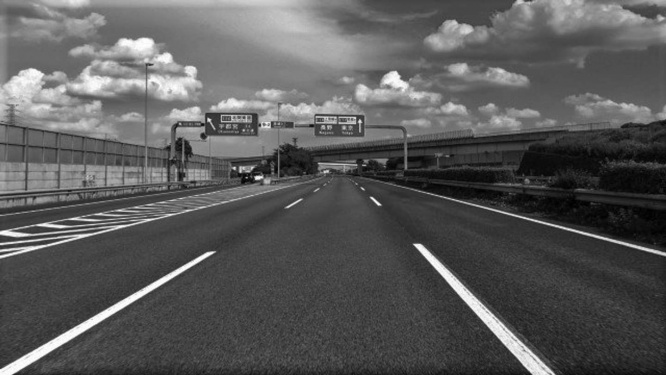 道路の真ん中で車が止まってしまい...（画像はイメージ）