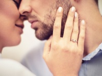 どこが決め手！？モテモテ男の奥さんになれた女子とは？