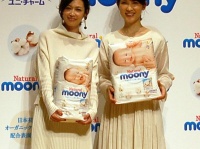 イベントに出席した辺見えみりさん（左）と友利新さん