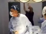 これ許されるのかよ！　手術中にサッカー観戦するチリの医者たち