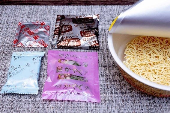 別添袋とノンフライ麺
