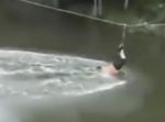 息ができない！　太った男性がジップラインで滑降したら…？