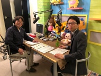 FMしながわのスタジオで、左が「ほっとラジオしながわ」パーソナリティの原つとむさん、右がゲストで品川区役所総務部の野口武之さん