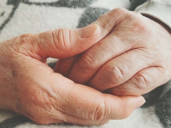 隣の席の老婦人が...（画像はphotoAC）