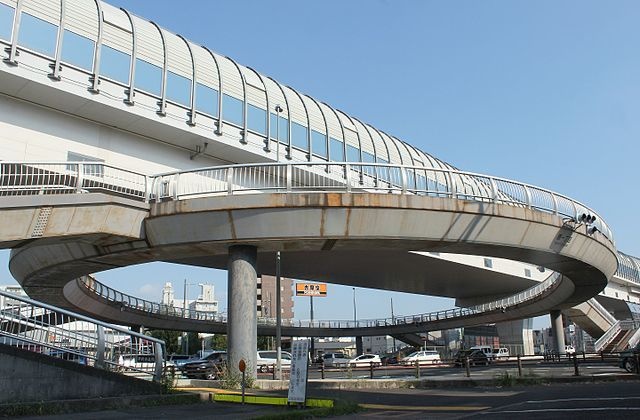 名古屋市の原一丁目交差点にある歩道橋（Oka21000さん撮影、Wikimedia Commonsより）