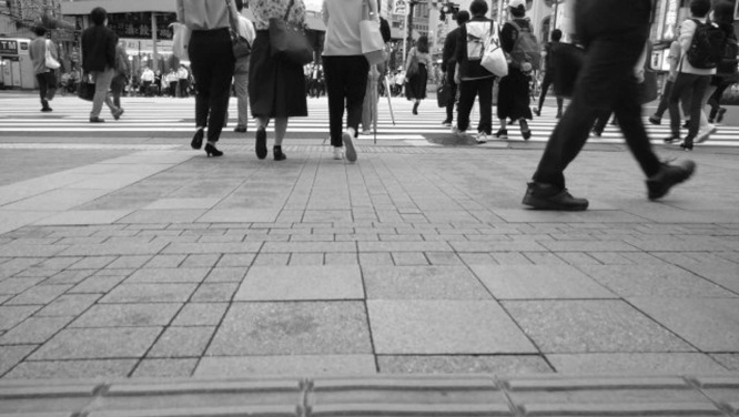 人も車も多い(画像はイメージ)