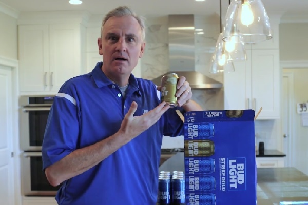 米国で人気のビール「バドライト」が神キャンペーン！　黄金の缶が出たらスーパーボウルのチケット一生分獲得のチャンス