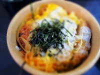 カツ丼のイメージ（ume-yさん撮影、Flickrより）