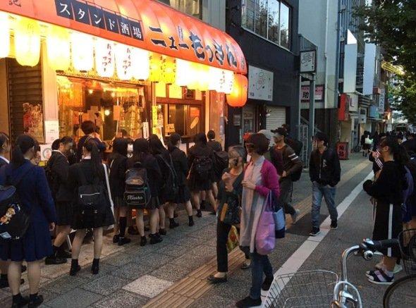 スタンド酒場の前に女子高生の行列ができる（井川智司さんFacebookページ
