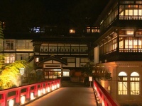 旅館へ渡る赤い橋が印象的