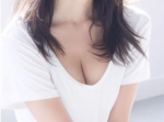 板野友美が谷間＆おへそショット！　覗きたい、じっくりと…