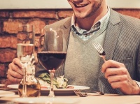 ゴチになります☆　男性は自分から食事に誘った場合、おごるつもりなの？⇒約〇割がYES！