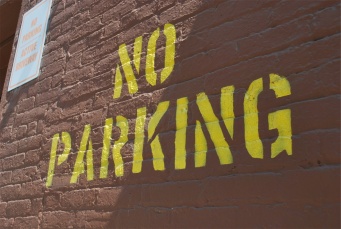 駐車禁止のルールをおさらい！道路標識の有効範囲や交差点など駐車違反の罰金は？