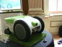 犬の散歩にイノベーション、自動で犬の糞を拾ってくれるお掃除ロボットが開発される（アメリカ）