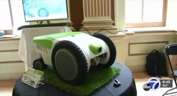 犬の散歩にイノベーション、自動で犬の糞を拾ってくれるお掃除ロボットが開発される（アメリカ）