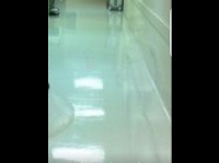 【超怖い】少年の幽霊か！？　病院の廊下の画像に「何か」が写っていると話題に・・・
