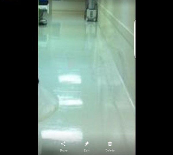 【超怖い】少年の幽霊か！？　病院の廊下の画像に「何か」が写っていると話題に・・・