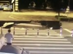 【中国】道路に突如出現した“シンクホール”にバイクが…