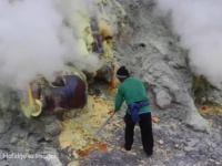 世界で最も過酷な仕事の1つ。活火山で硫黄採掘